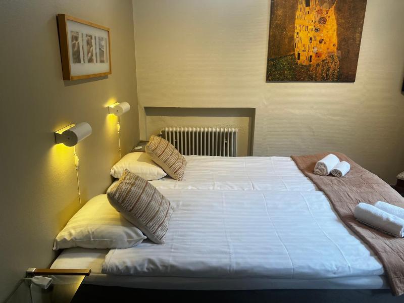 Twin room with private toilet (shared shower) image 1