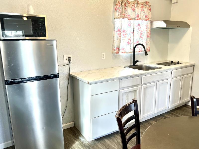 2 Queen Beds Suite with Kitchenette image 4
