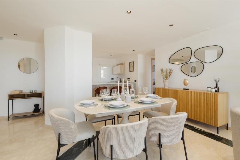 Apartment with large private terrace and panoramic sea views in Elviria Hills Marbella - image 36