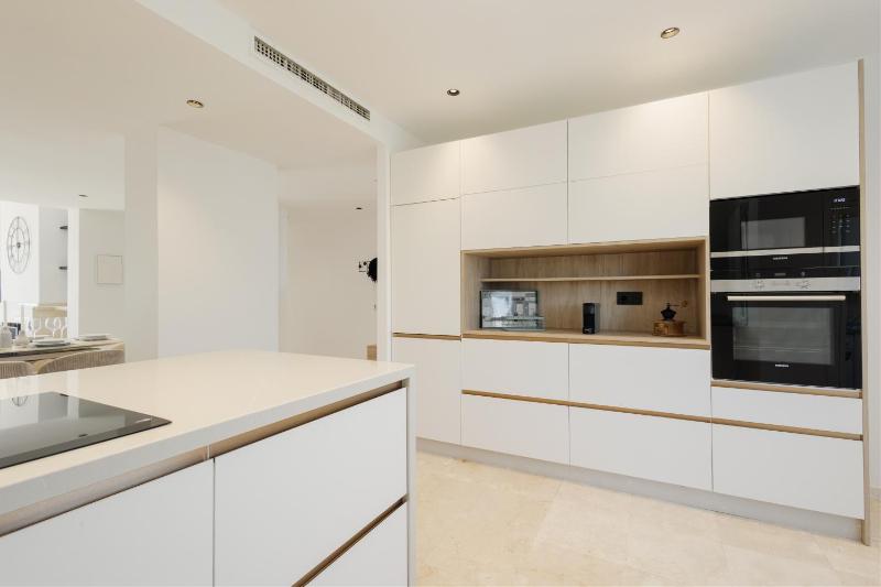 Apartment with large private terrace and panoramic sea views in Elviria Hills Marbella - image 27