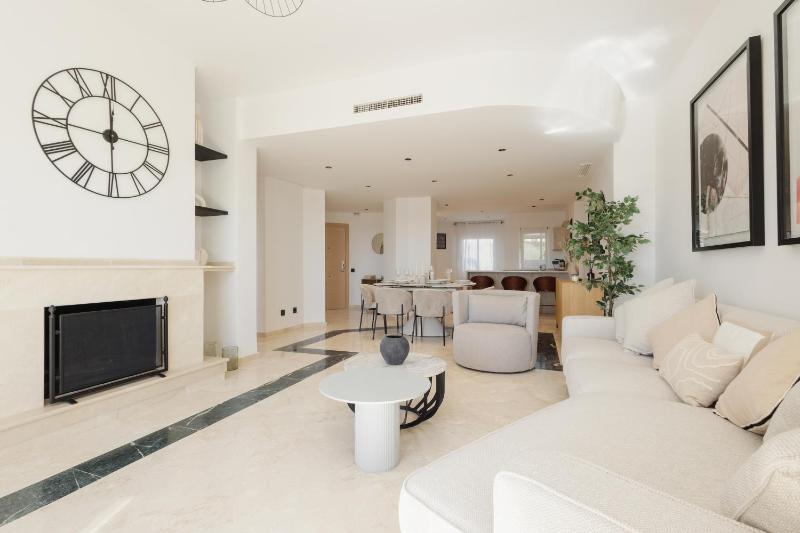 Apartment with large private terrace and panoramic sea views in Elviria Hills Marbella - image 45