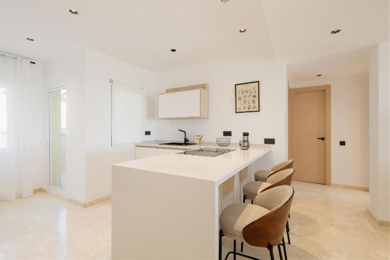 Apartment with large private terrace and panoramic sea views in Elviria Hills Marbella - image 11