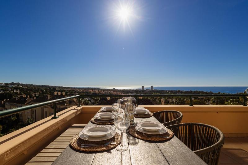Apartment with large private terrace and panoramic sea views in Elviria Hills Marbella - image 12