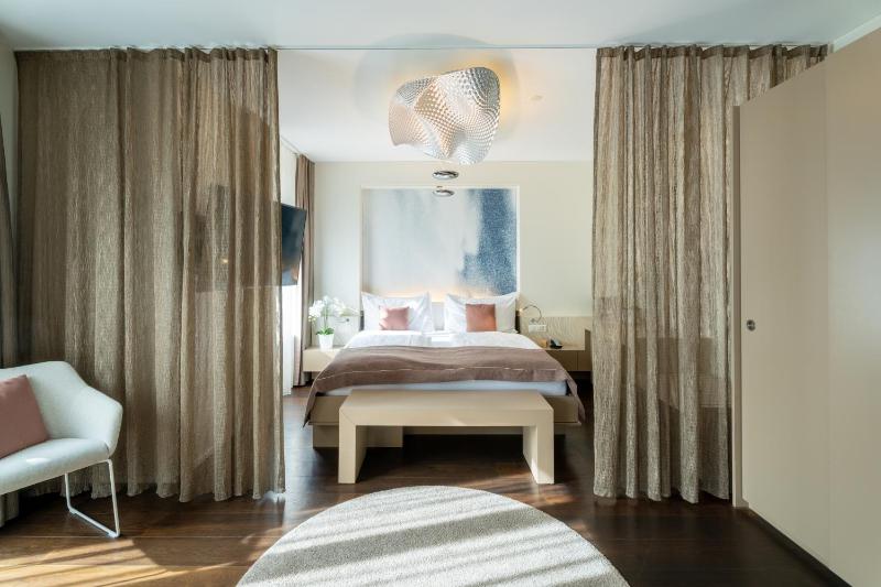 Family Room - Small image 4