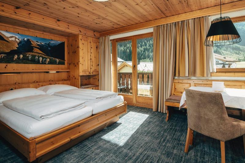 Superior Double Room with Balcony image 4
