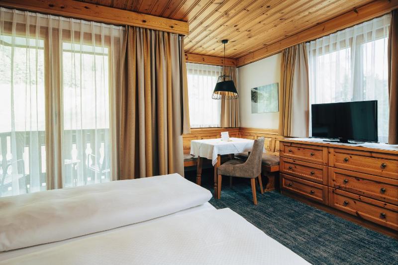 Standard Double Room with Balcony image 4