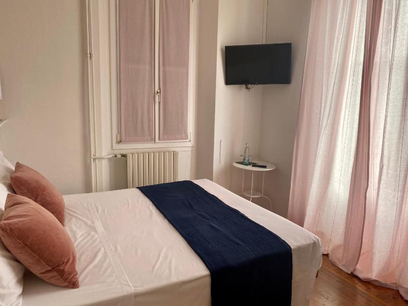 Double or Twin Room with Lake View image 4