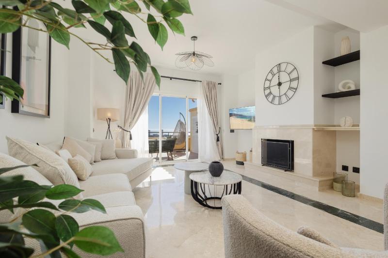 Apartment with large private terrace and panoramic sea views in Elviria Hills Marbella - image 6