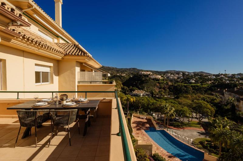 Apartment with large private terrace and panoramic sea views in Elviria Hills Marbella - image 13