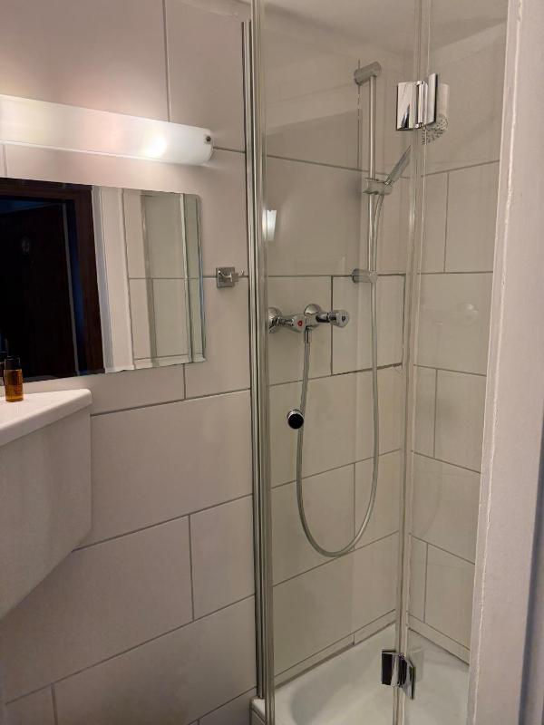 Single Room with Private Bathroom in Hallway image 4