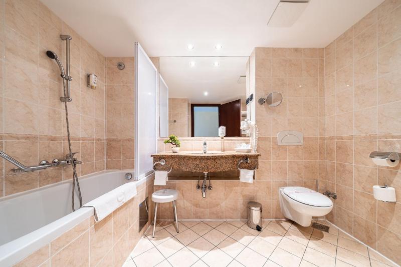 Single Room with Balcony and Park View image 2