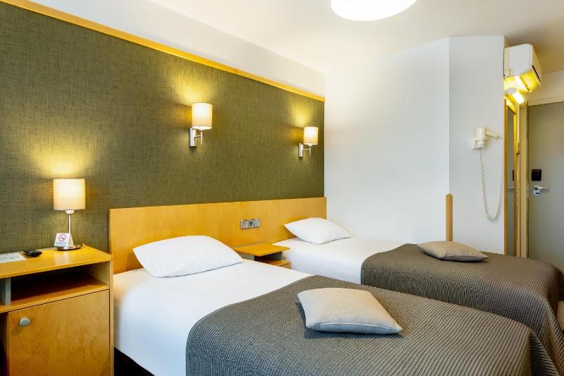 Standard Double or Twin Room image 4