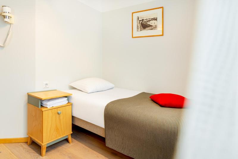 Standard Single Room image 4