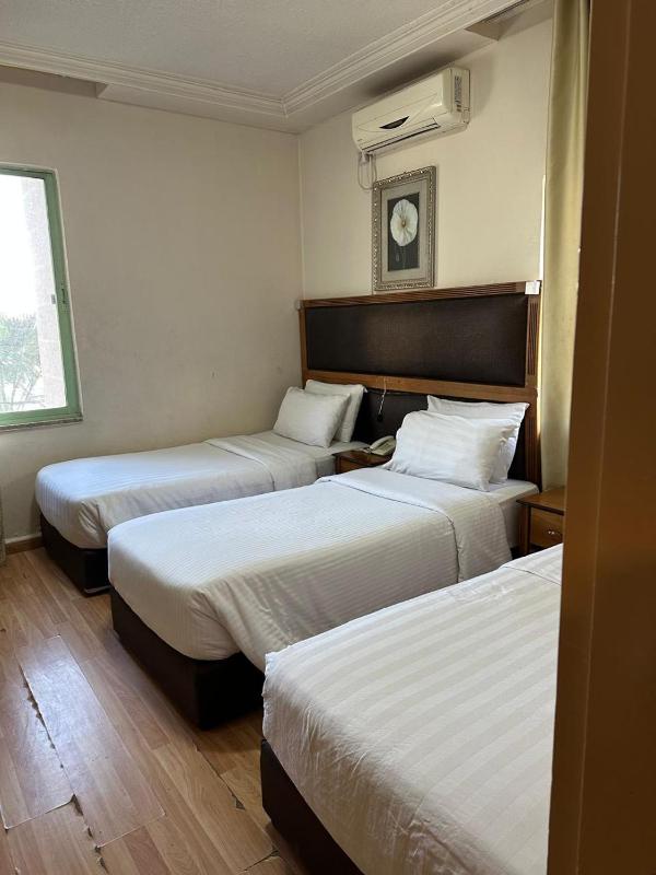 Economy Triple Room image 1