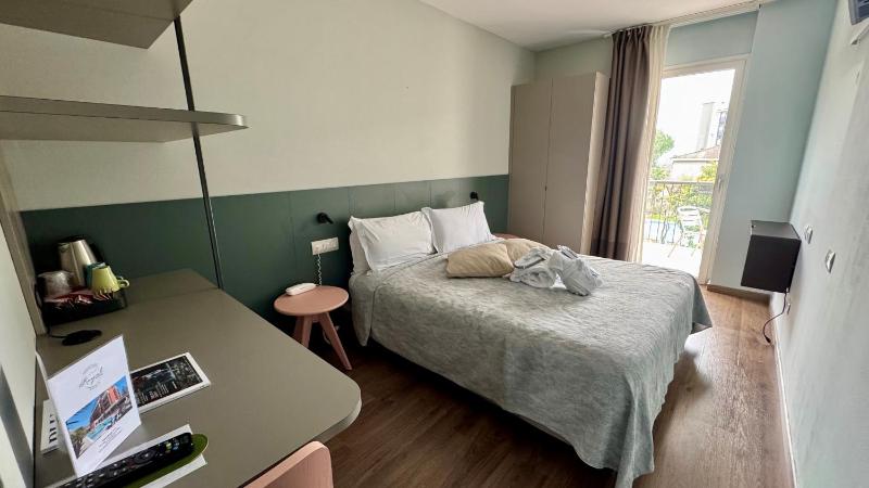 Comfort Double Room with Balcony and Pool View image 4