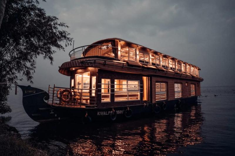 Honeymoon Boathouse - image 19