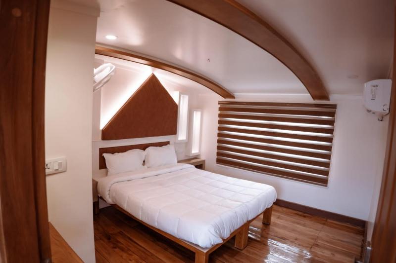 Honeymoon Boathouse - image 11