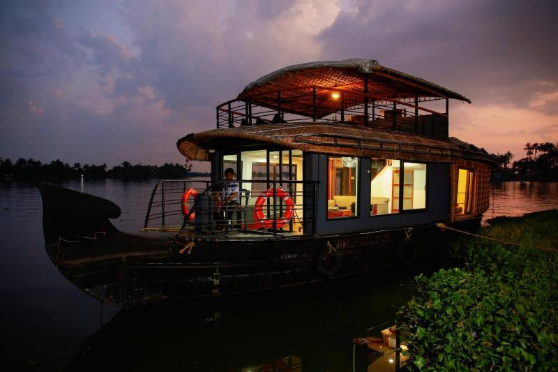 Honeymoon Boathouse - image 14