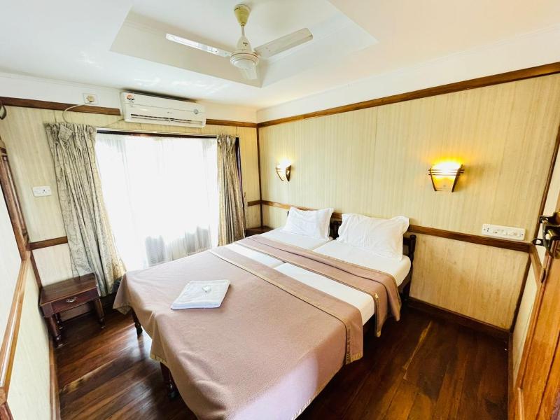 Honeymoon Boathouse - image 4