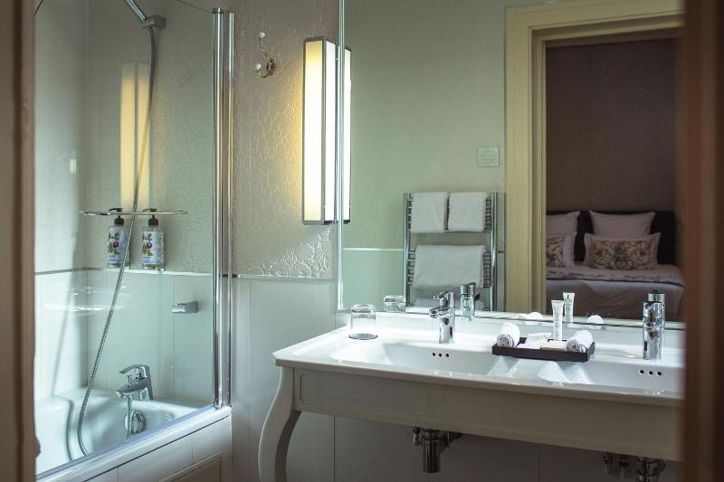Deluxe Queen Room - Non-Smoking image 4
