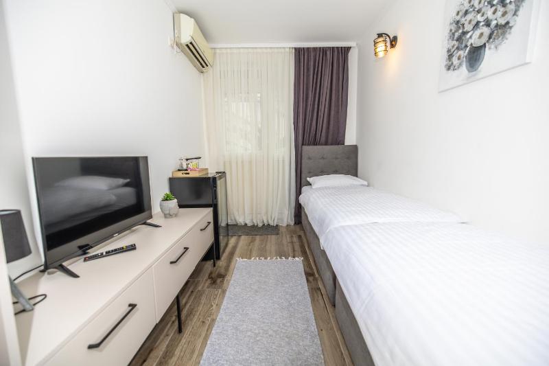 Twin Room image 4