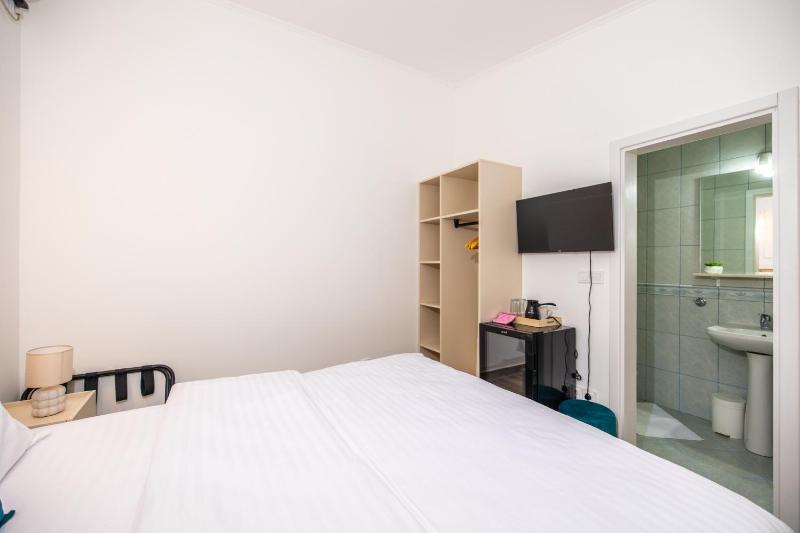 Standard Double Room image 3