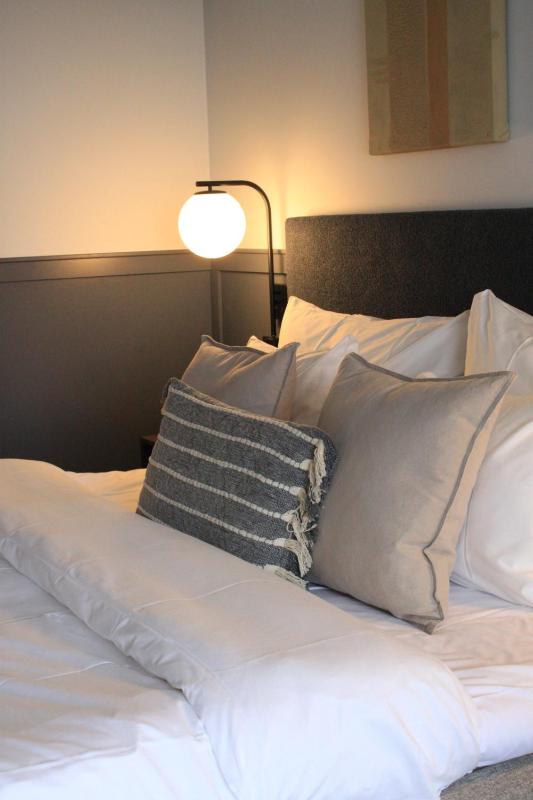 Deluxe Double Room with Side Sea View image 4