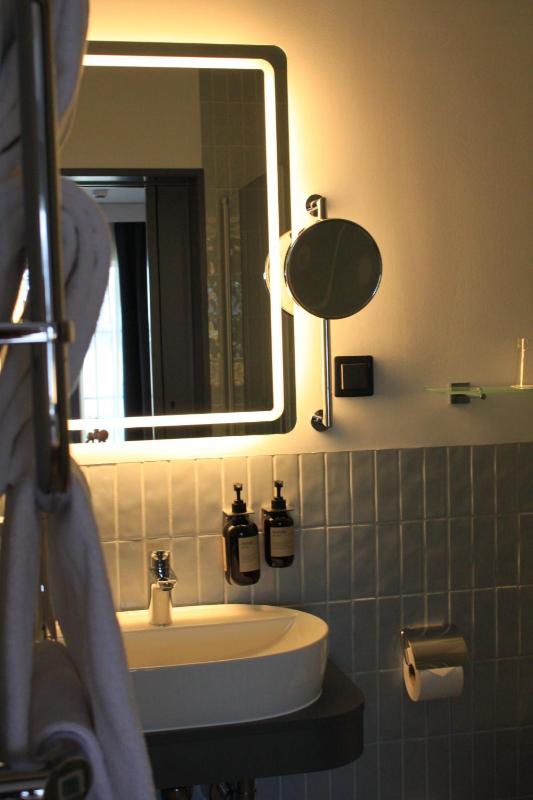 Deluxe Double Room with Side Sea View image 2