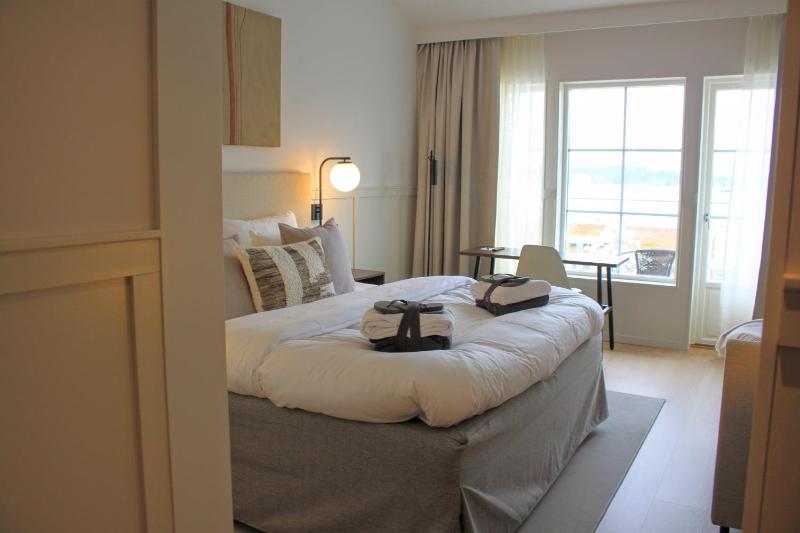 Deluxe Double Room with Side Sea View image 1