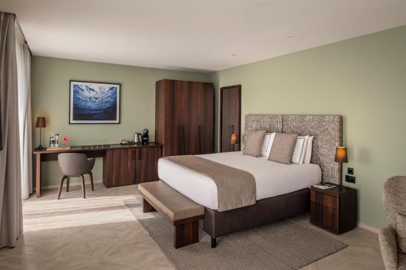 Deluxe Suite with Sea View image 3