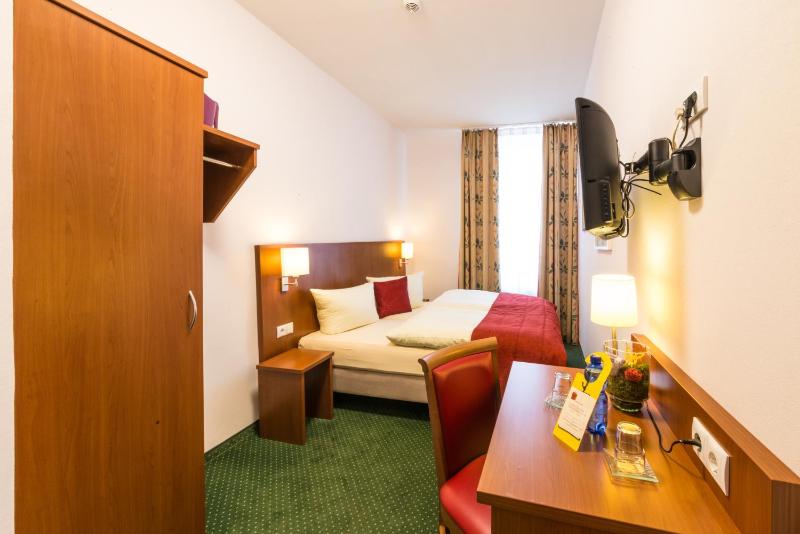 Small Twin Room image 3