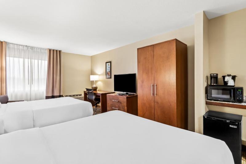 Queen Room with Two Queen Beds - Non-Smoking image 4