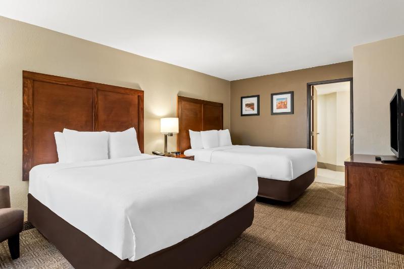 Queen Room with Two Queen Beds - Non-Smoking image 3