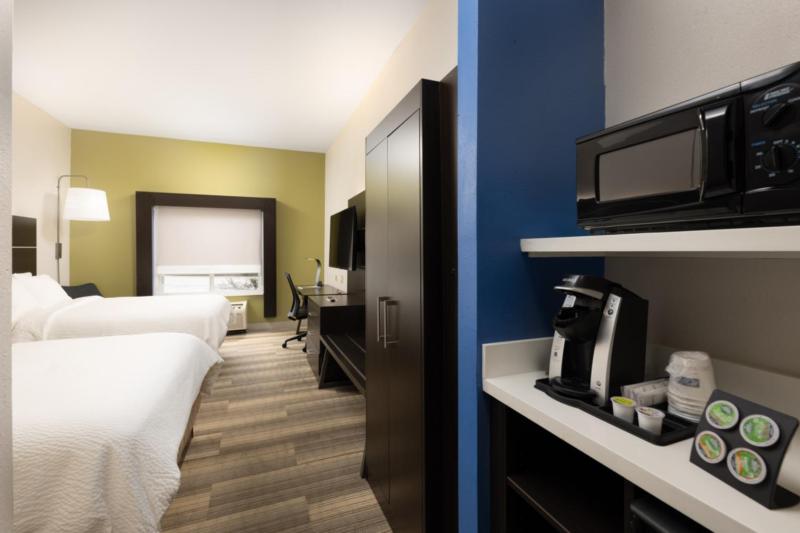 Standard Room with Two Queen Beds image 3