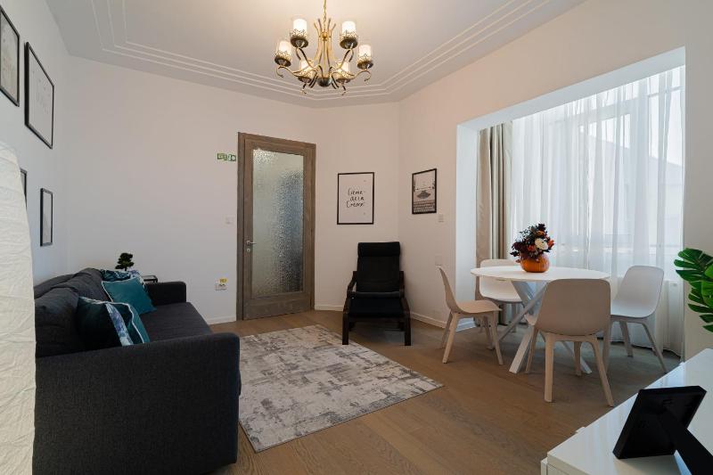 Top-Floor Romanian Athenae 2BR Apartment Quiet City Views - image 11