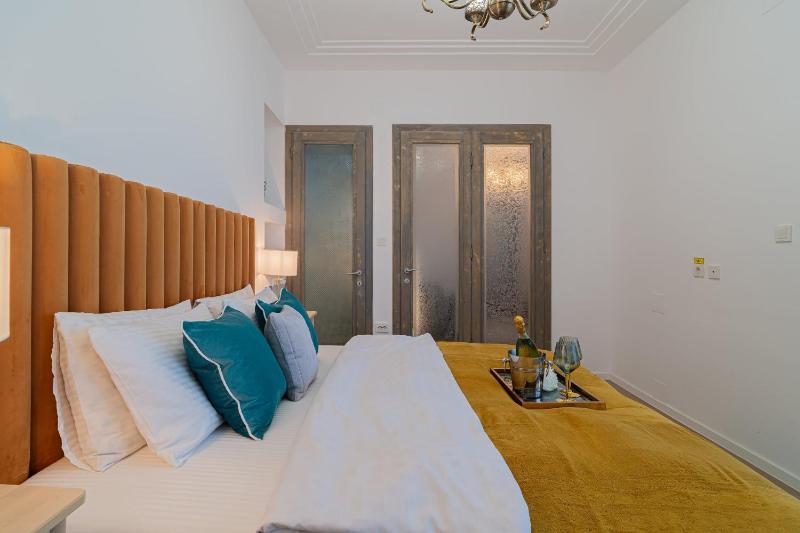 Top-Floor Romanian Athenae 2BR Apartment Quiet City Views - image 9