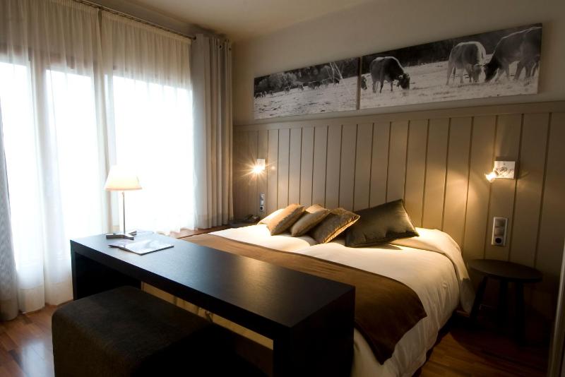 Double Room with Balcony and Garden View image 2