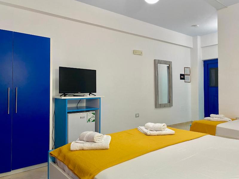 Triple Room with Sea View image 2