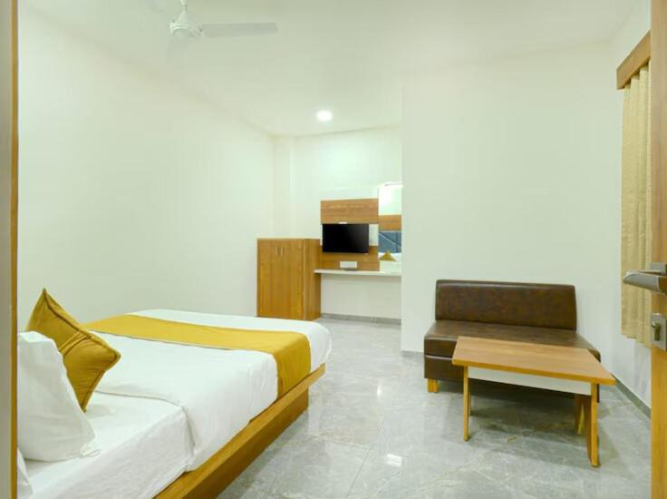 Hotel Madhur Ahmedabad - image 11