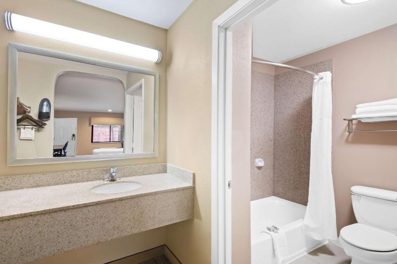 Queen Room with Two Queen Beds - Non Smoking image 2