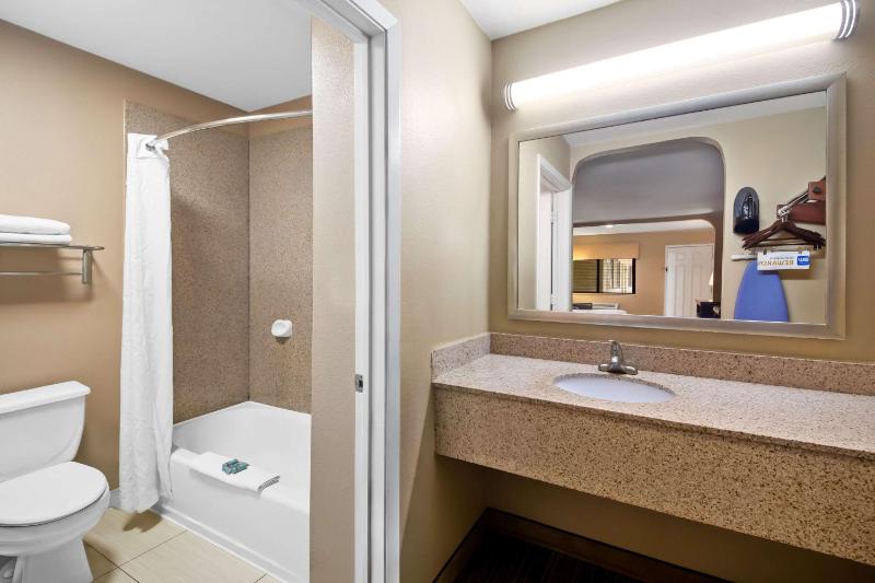 Queen Room with Two Queen Beds and Sofa Bed - Non Smoking image 2