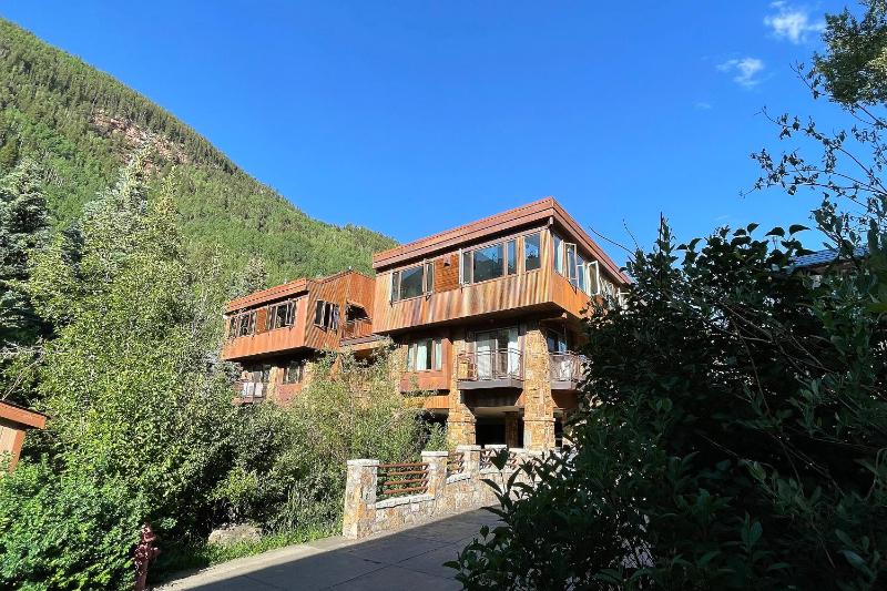 Downtown Modern Creekside - image 16