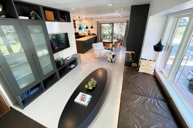 Downtown Modern Creekside - image 15