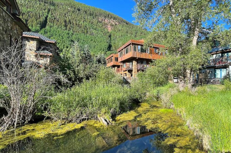 Downtown Modern Creekside - image 1