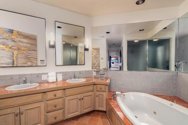 Heritage Penthouse by Exceptional Stays - image 6