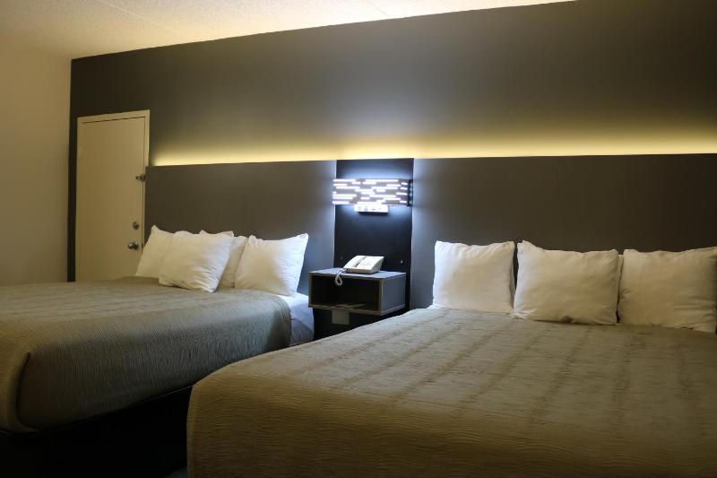 Quadruple Room with Two Queen Beds - Non Smoking image 2