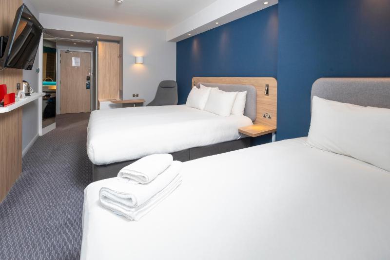 Standard Room with One King and One Single Bed - Free Hot Breakfast image 1