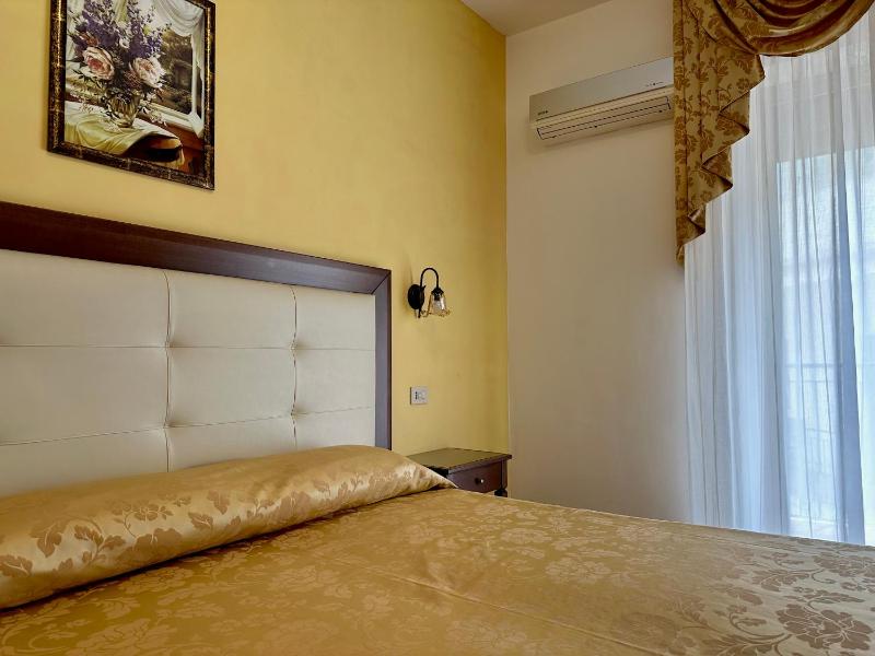 Superior Double or Twin Room with Lateral Sea View image 2