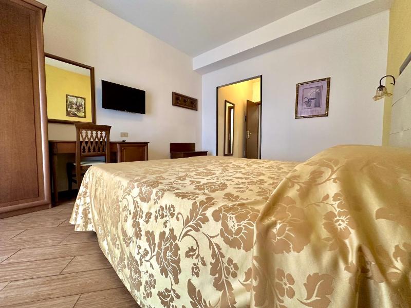 Superior Double or Twin Room with Lateral Sea View image 3