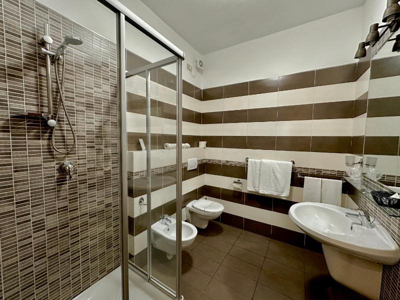 Superior Double or Twin Room with Lateral Sea View image 4